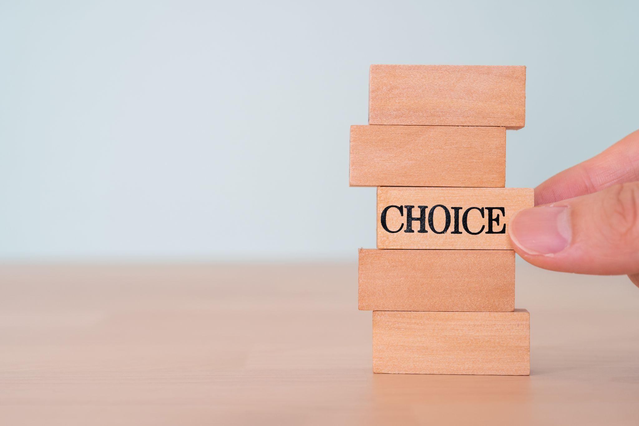 「CHOICE」と書かれた積み木。最適な選択肢を選ぶ
