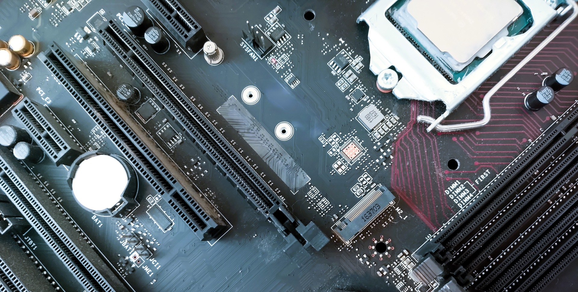 マザーボード上に配置された、CPUなどの電子部品の様子
