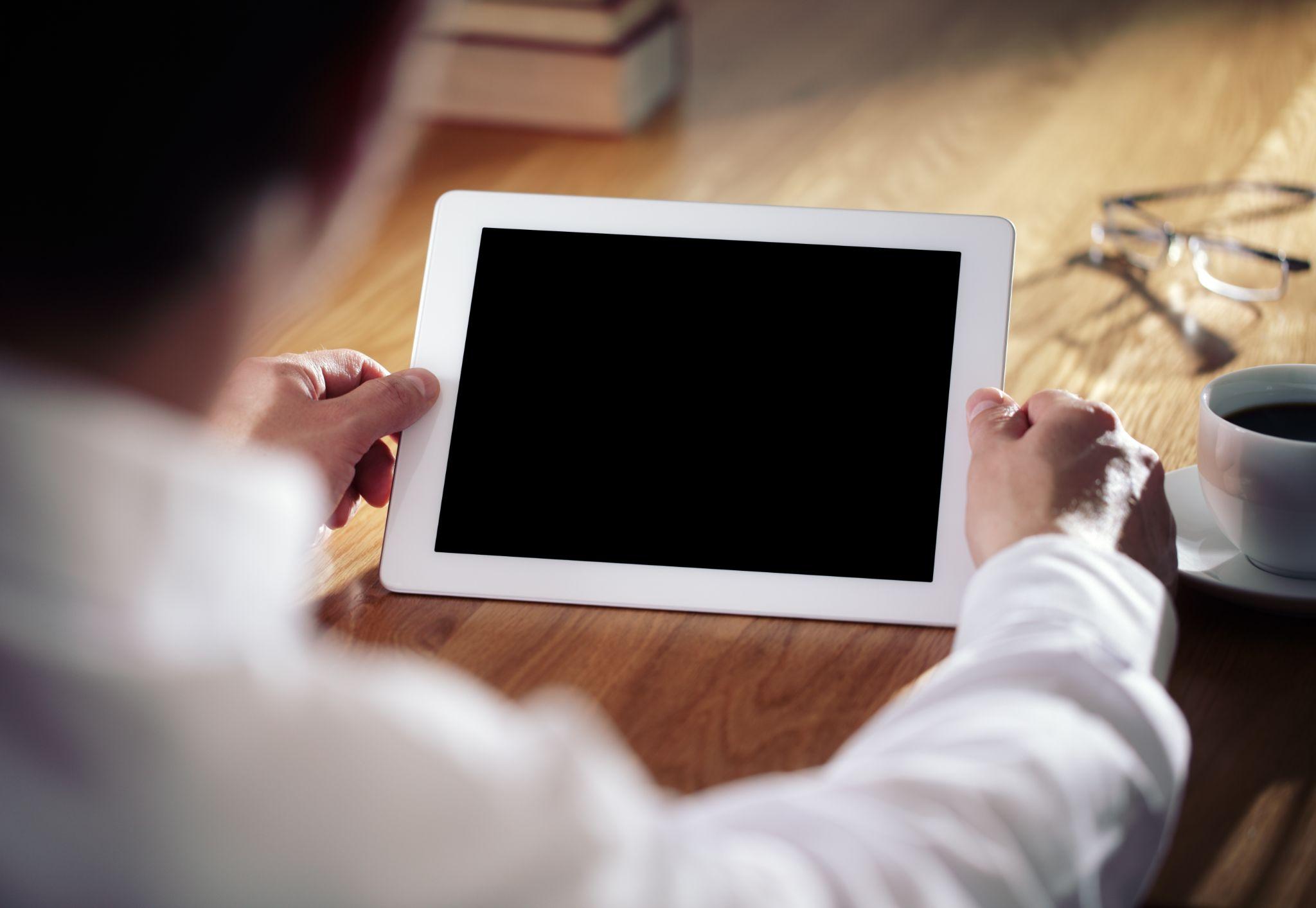iPadで画面を見る人物