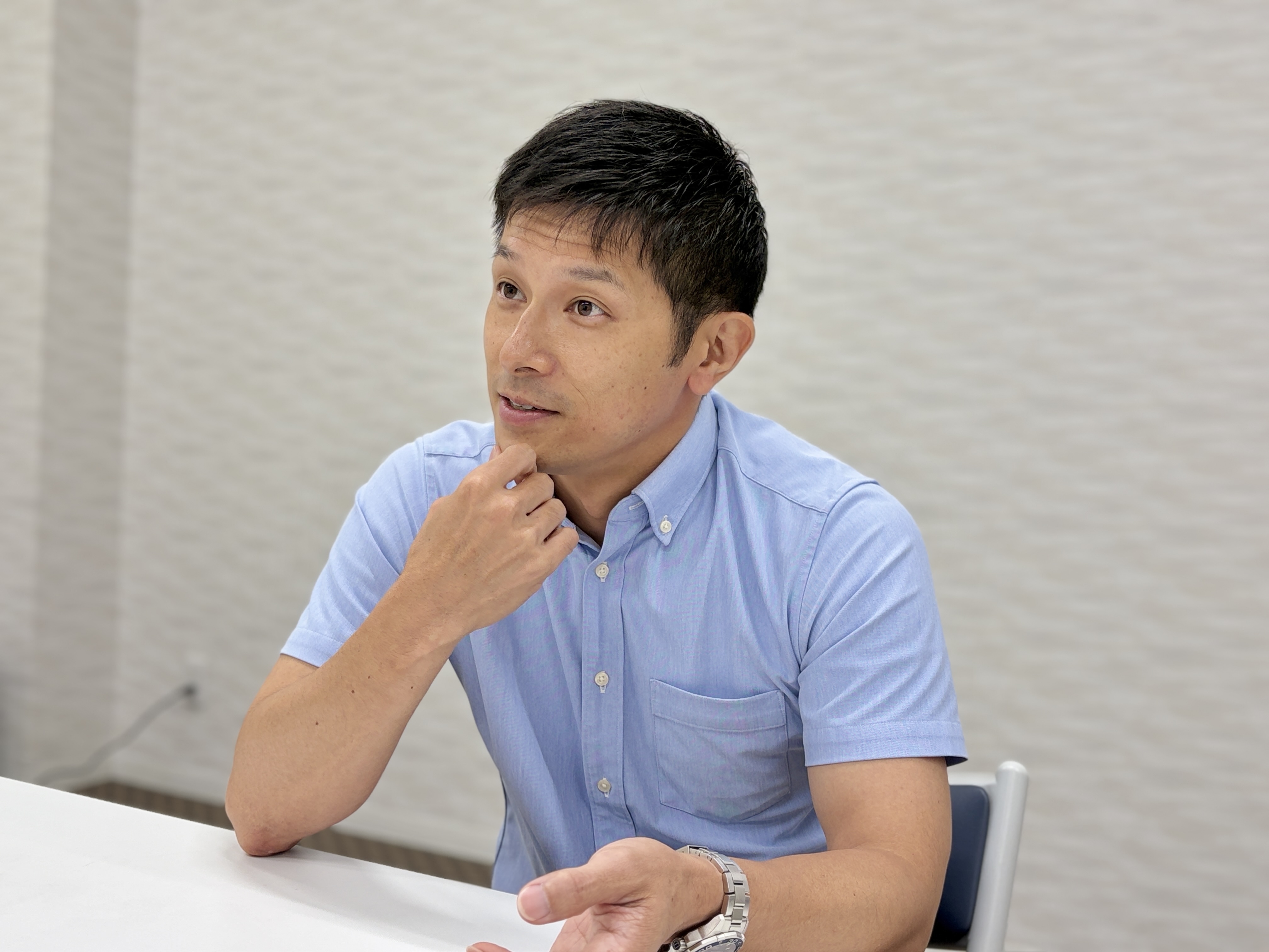 岩下様がインタビューでお話をしている様子