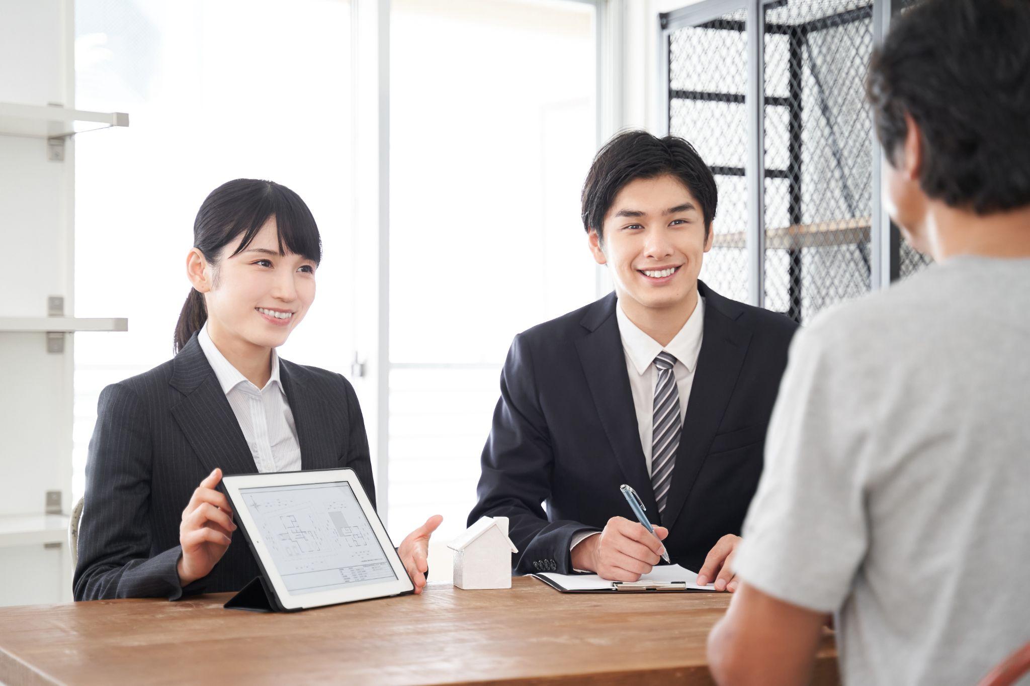 タブレットを活用しながら商談している様子
