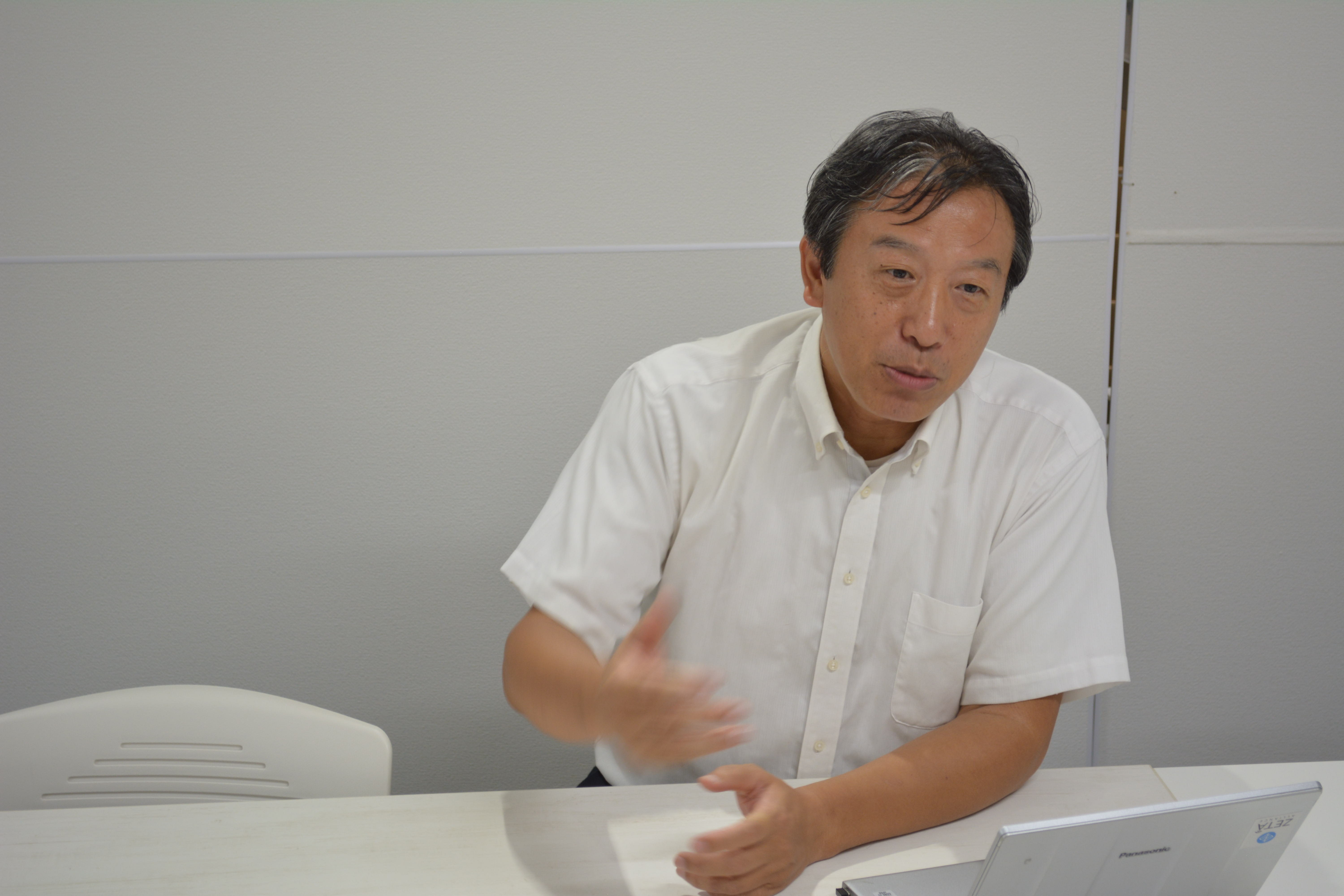 朱様がインタビューでお話をしている画像