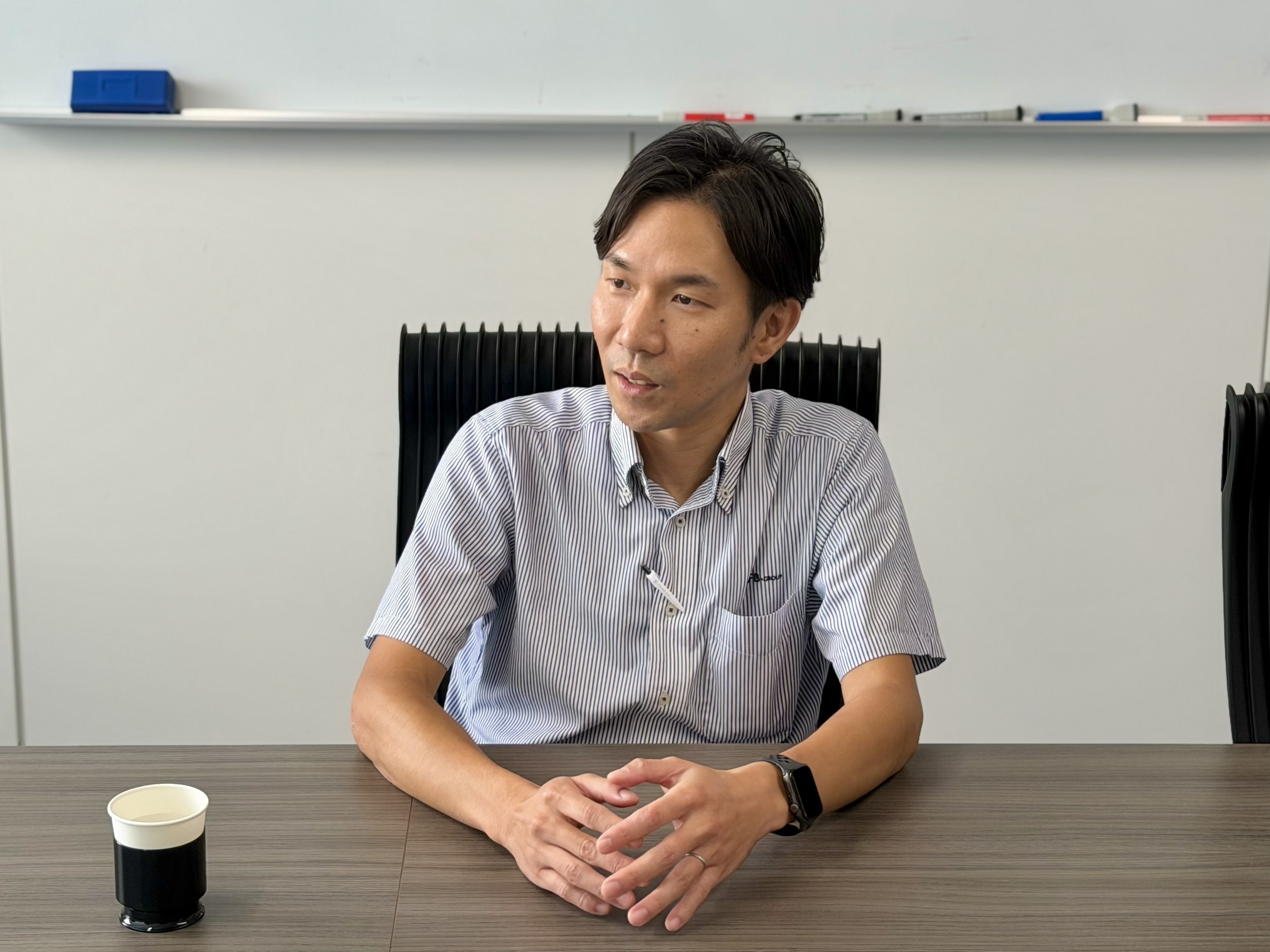 菅原様がインタビューでお話をしている様子