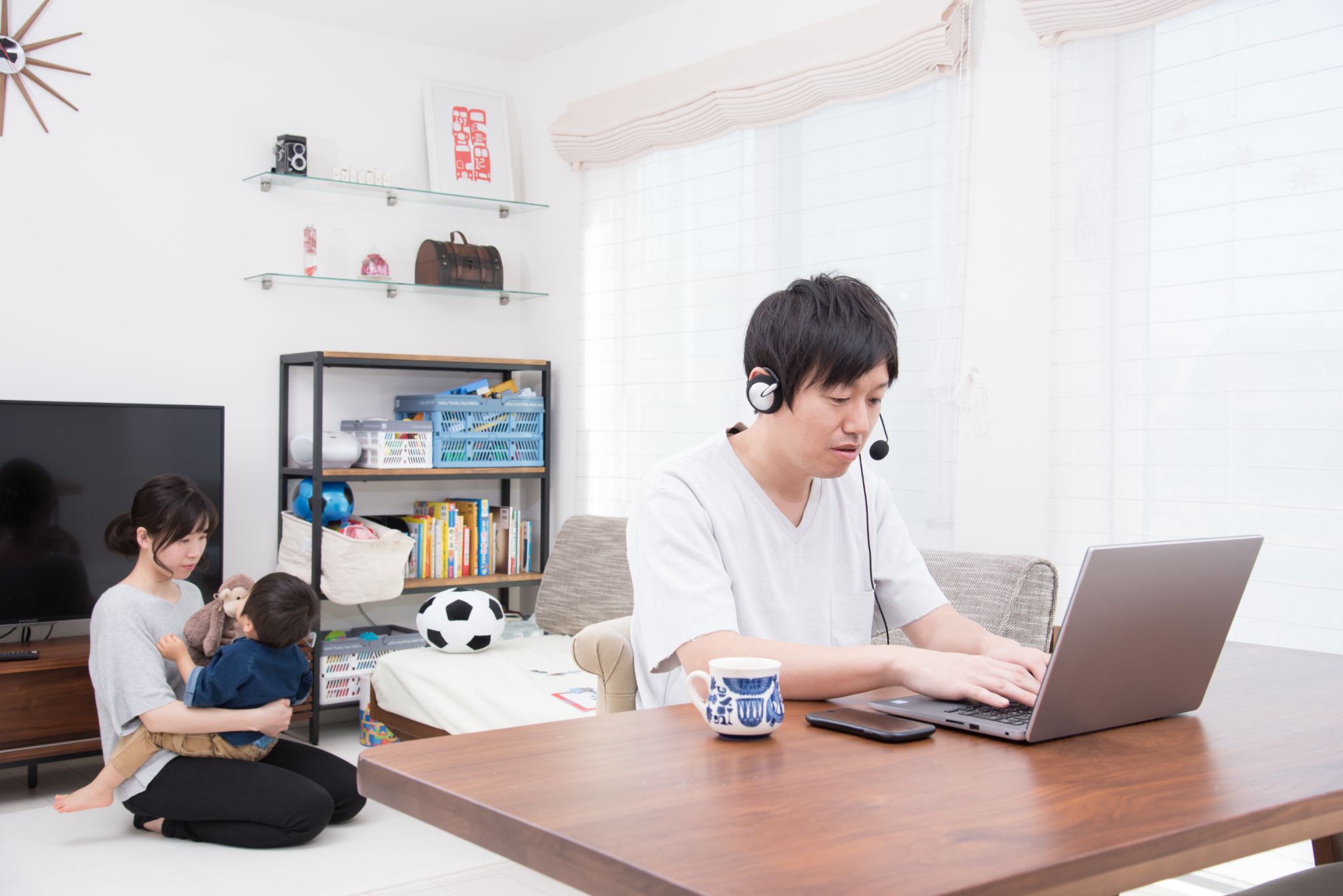 子育て世帯が在宅で仕事をしている様子