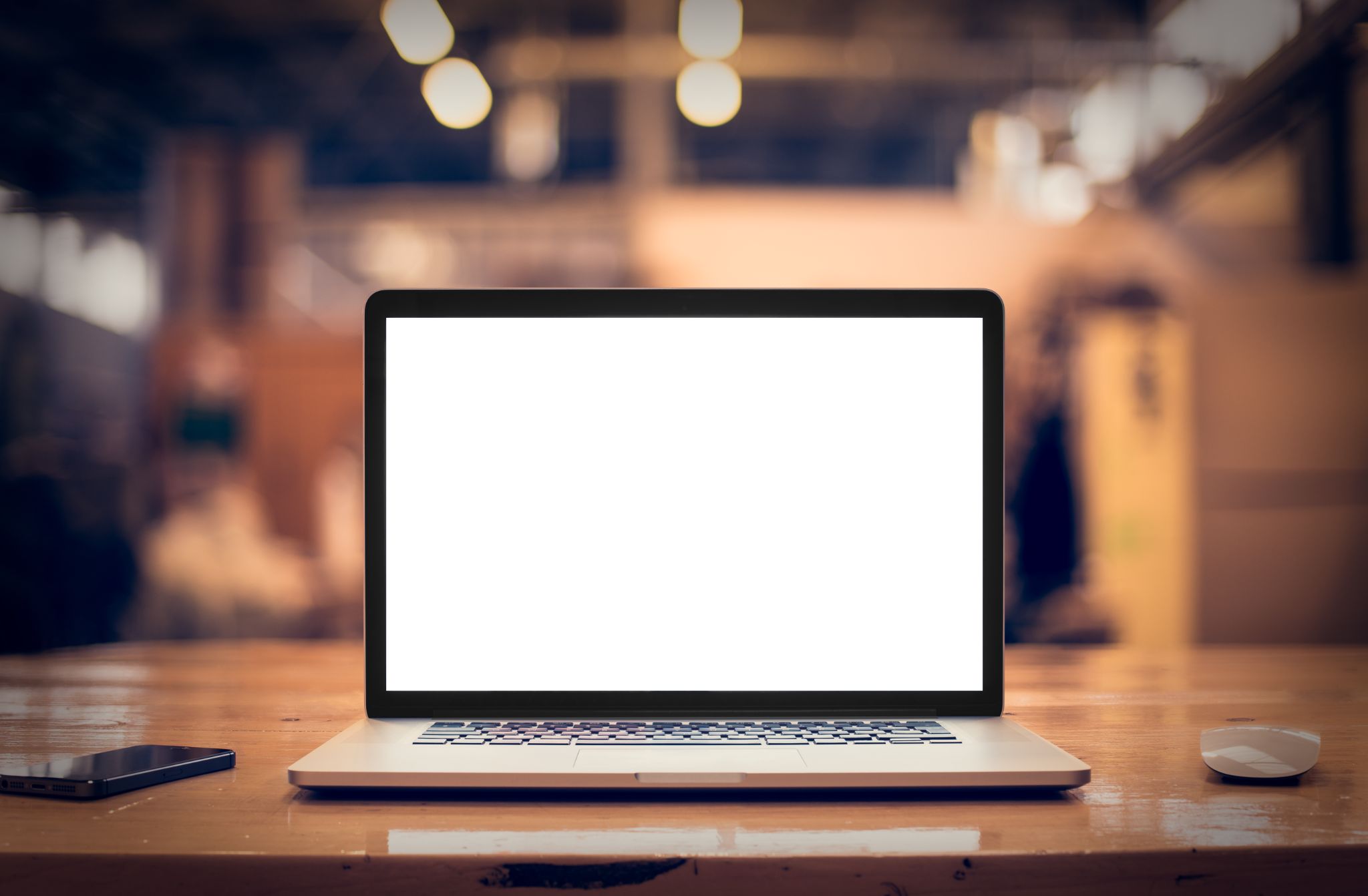 会社ではない場所でPCを利用して仕事しているイメージ