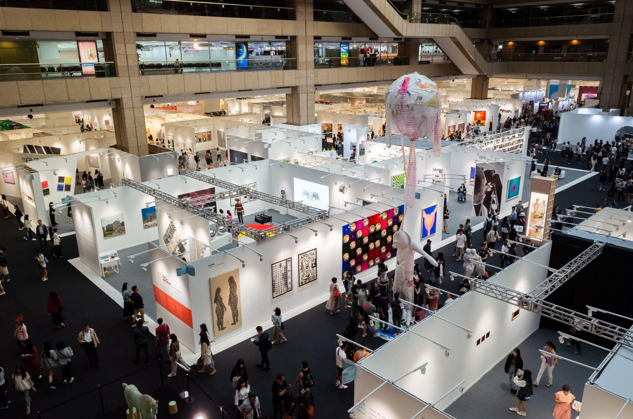 賑わっている展示会会場の様子