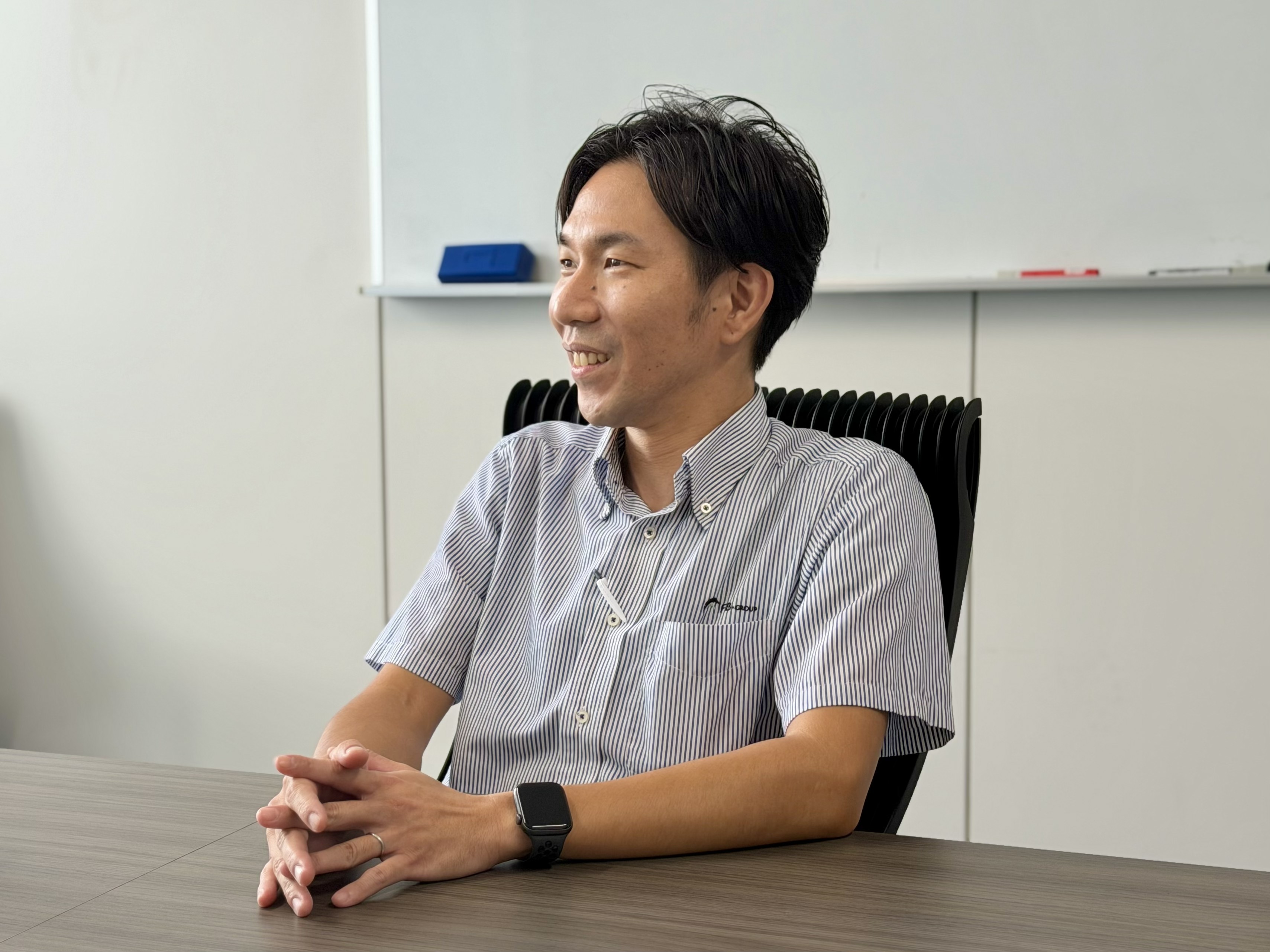 菅原様がインタビューでお話をしている様子