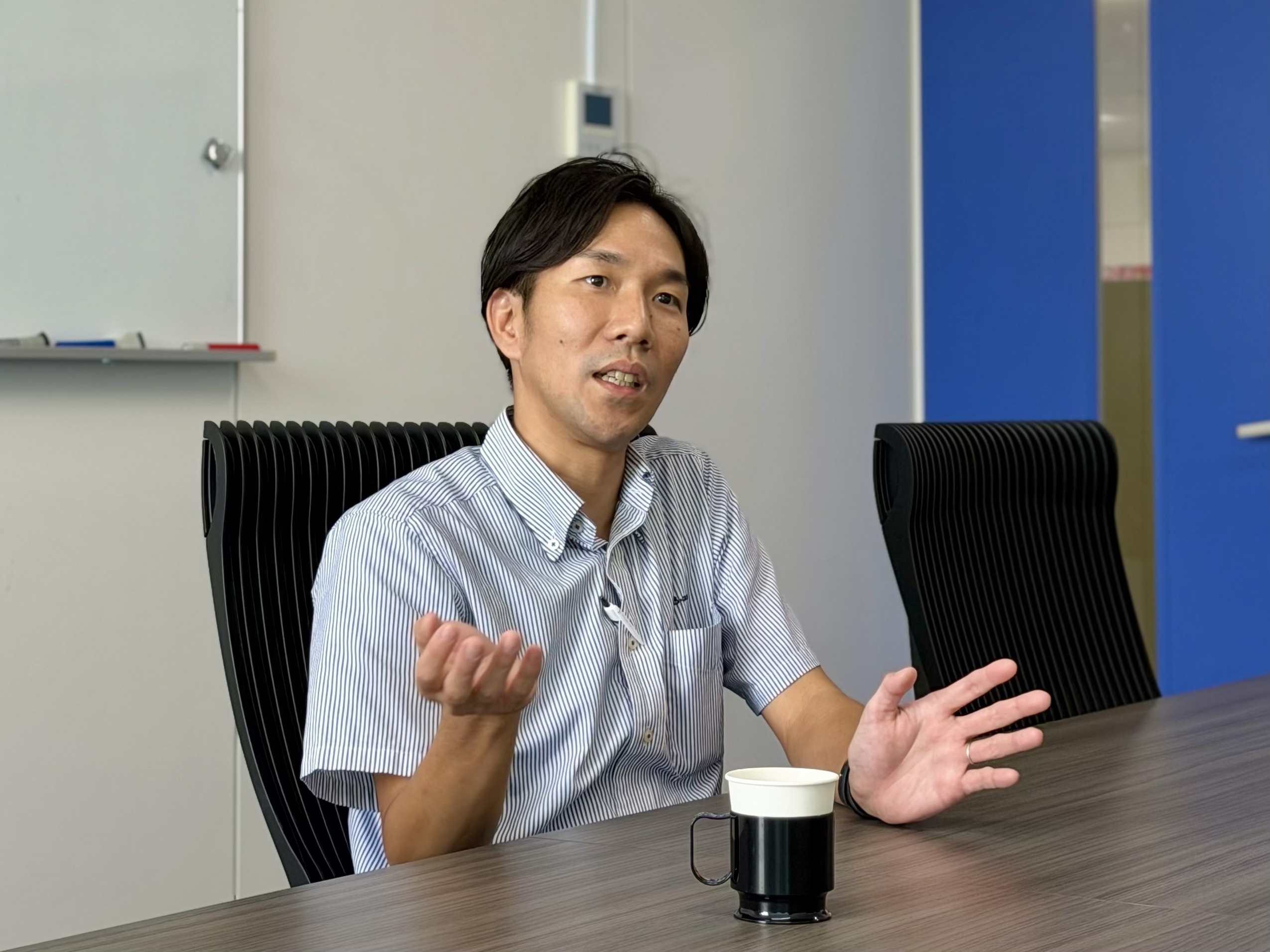 菅原様がインタビューでお話をしている様子