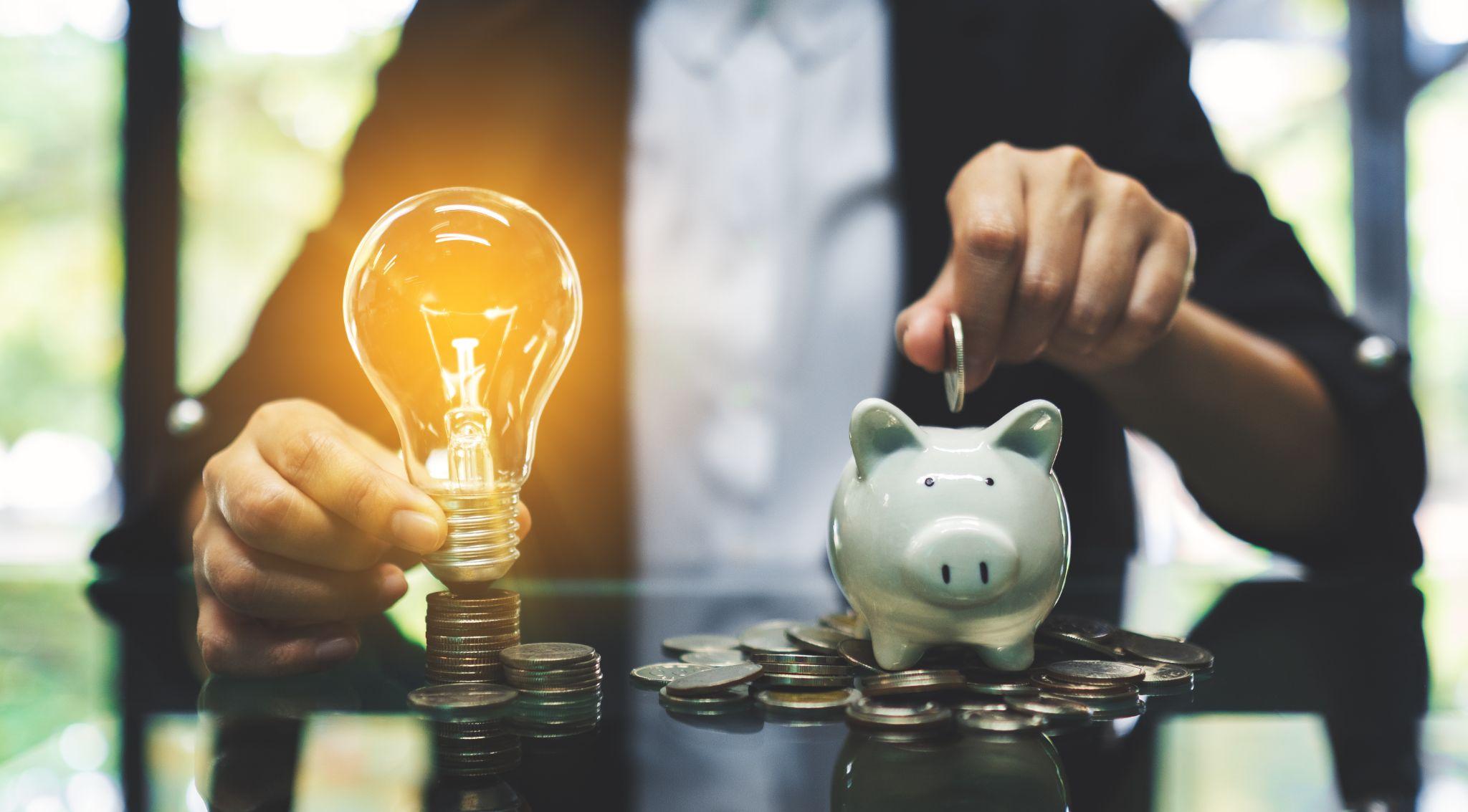 電球と貯金箱。選挙事務所の費用を節約するアイデア