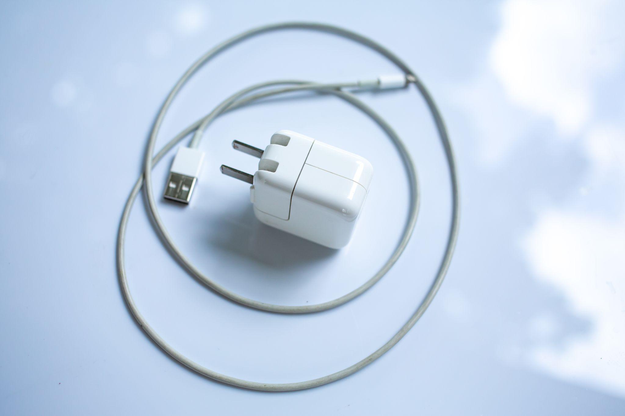  Apple純正 iPad USB 急速充電器アダプタとライトニングケーブル