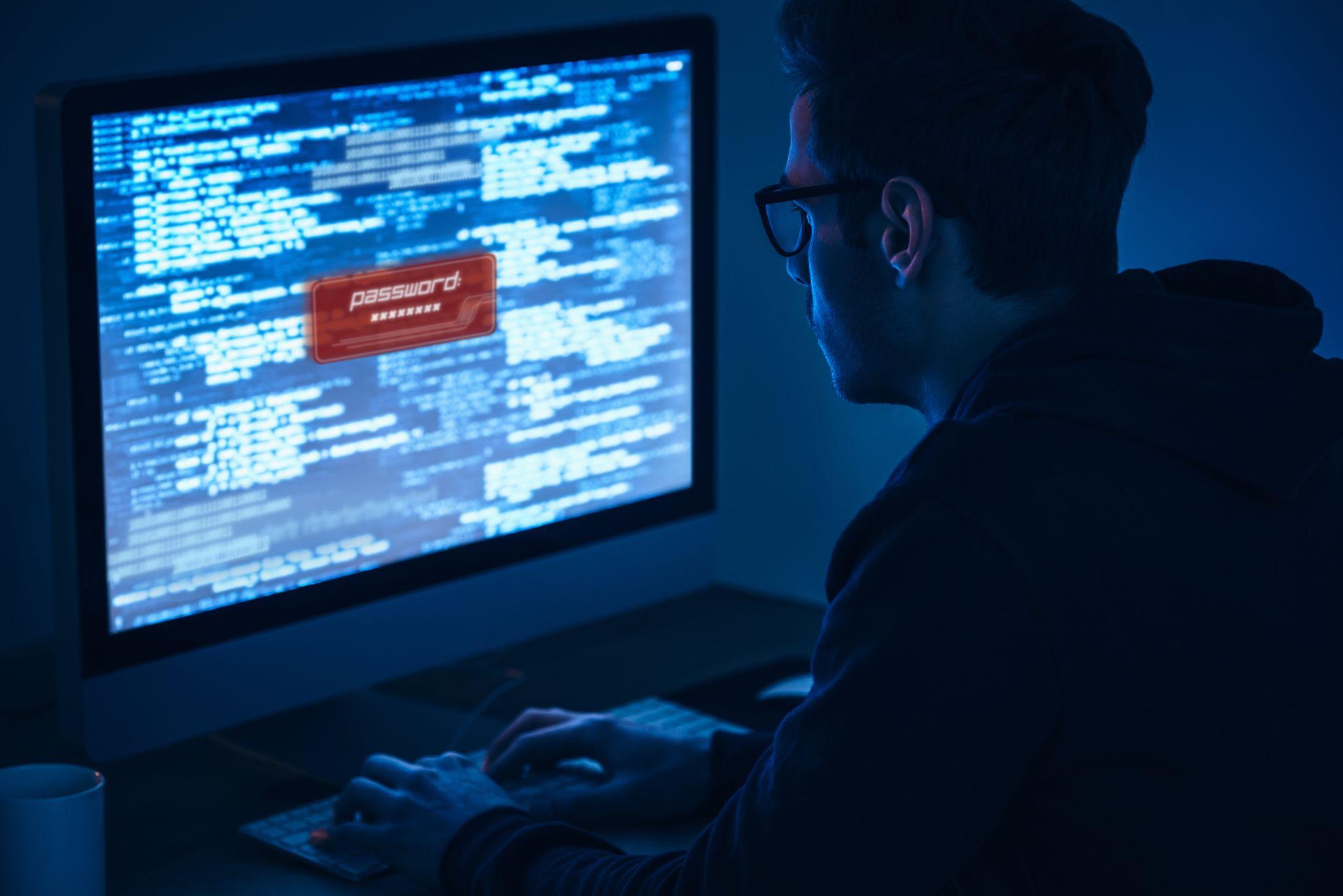 明なPC画面とハッカーのイメージ