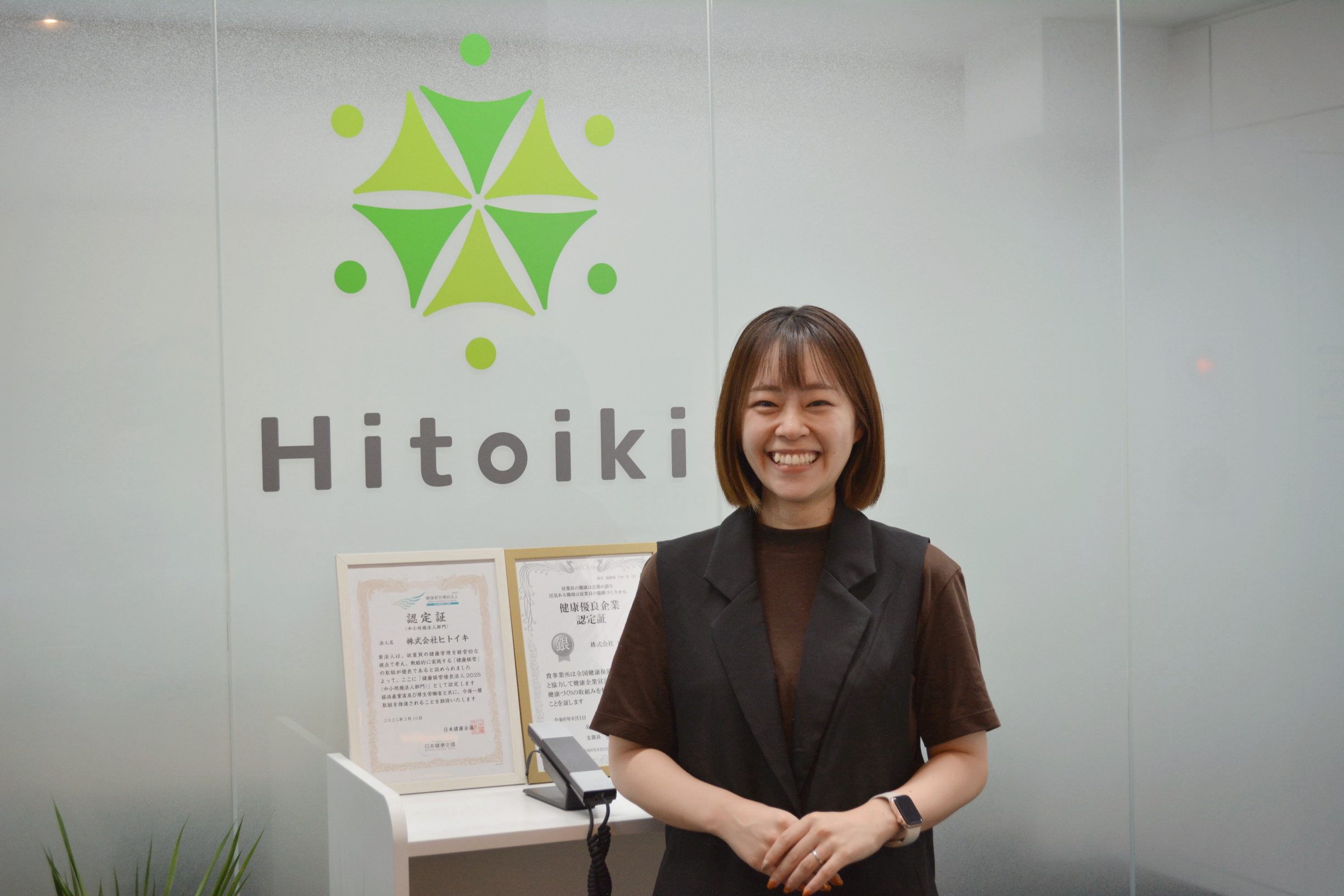 「Re:new PC長期レンタルサービス」を契約し、中古パソコンをレンタル。半額以下のコストで想像以上の品質。同一機種の運用が現場を支える