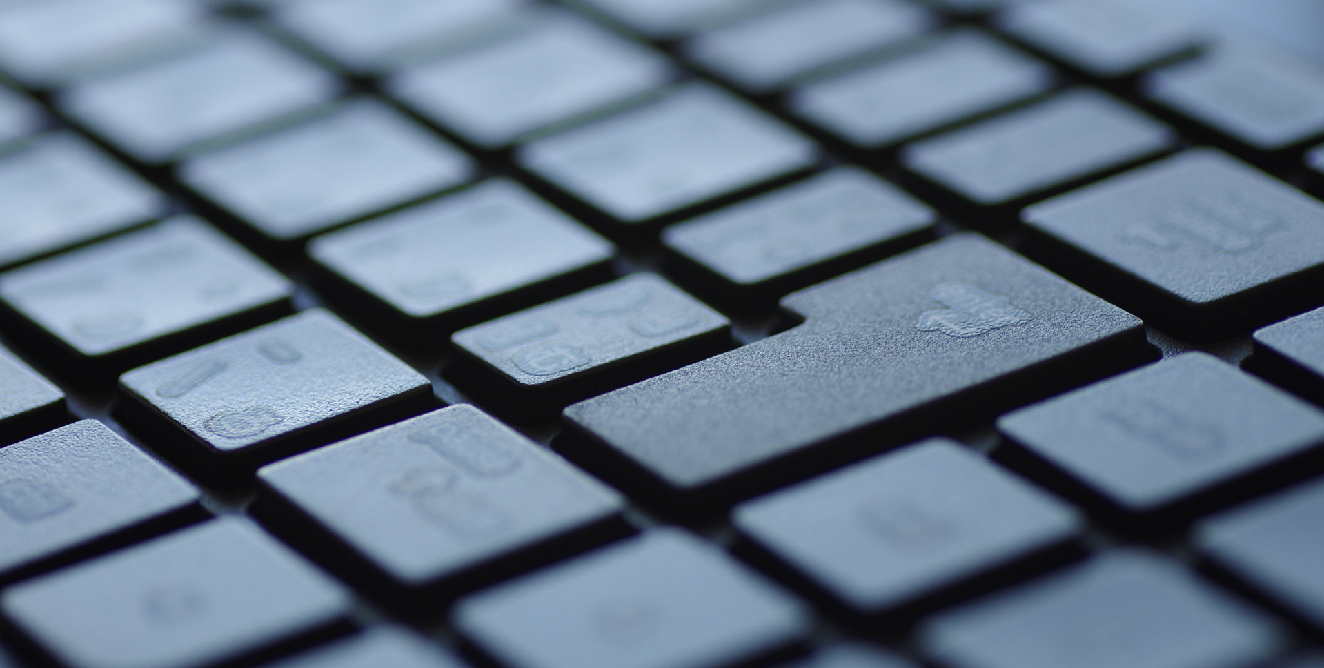 黒いキーボードのエンターキー周辺をクローズアップしたイメージ