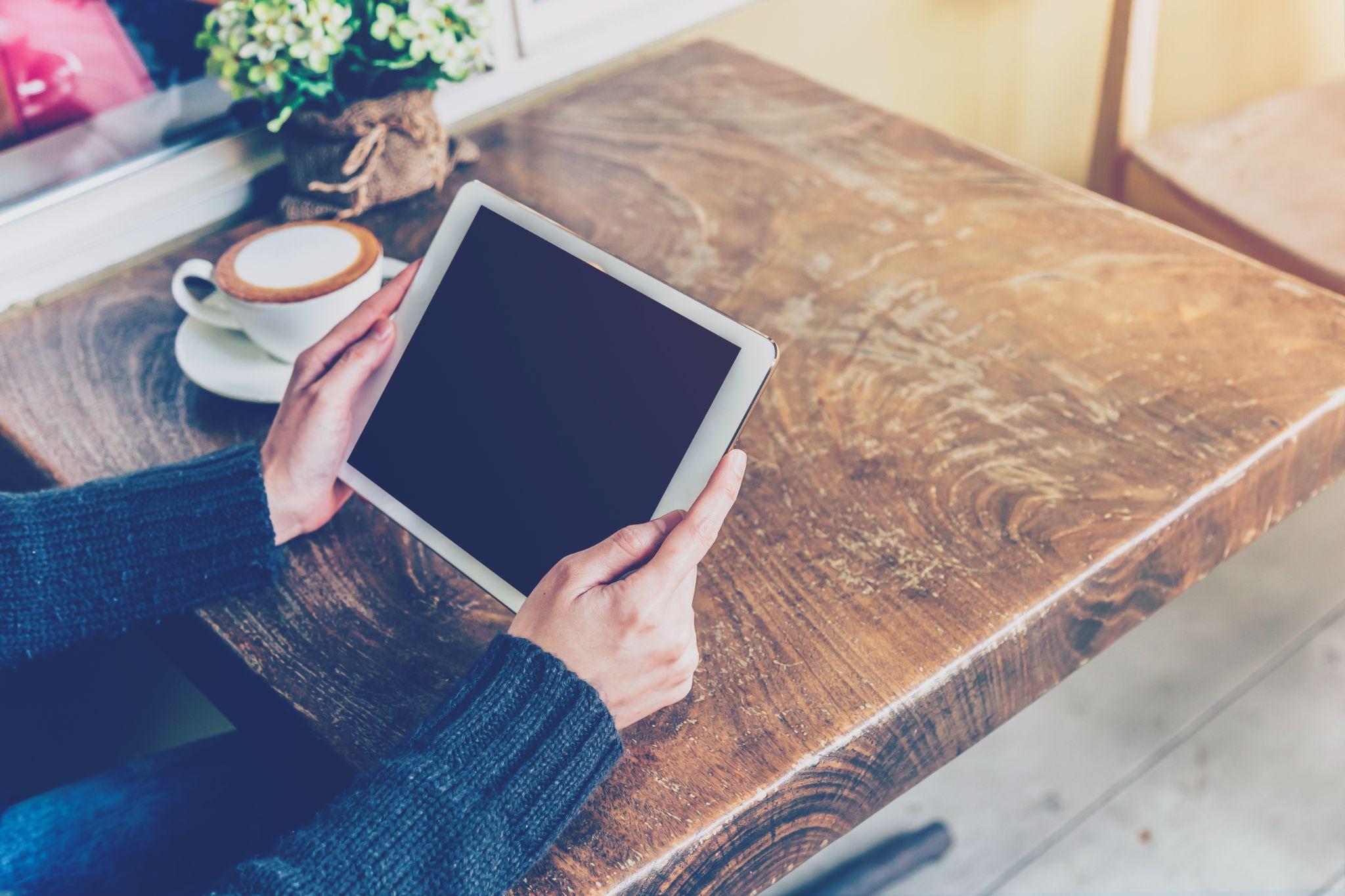 外出先でタブレットを利用しているイメージ