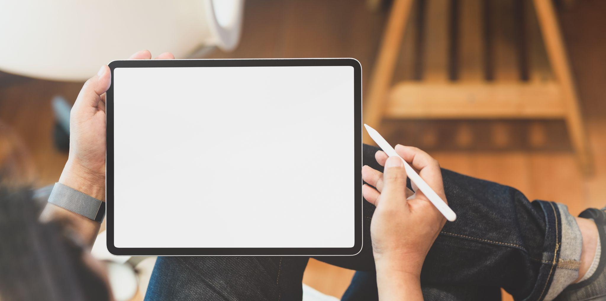 オンライン授業でiPadを使用する手元の様子