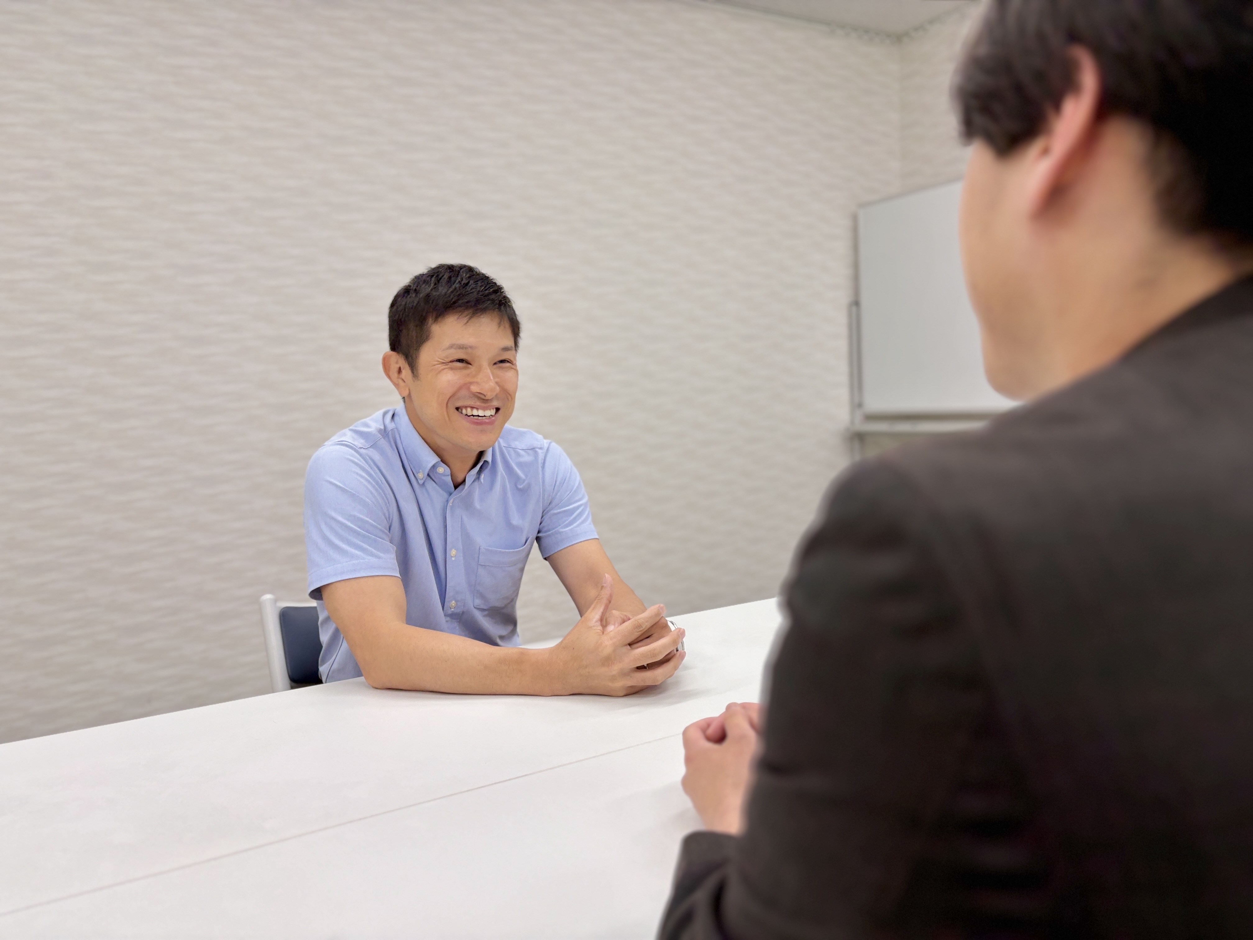 岩下様がインタビューでお話をしている様子