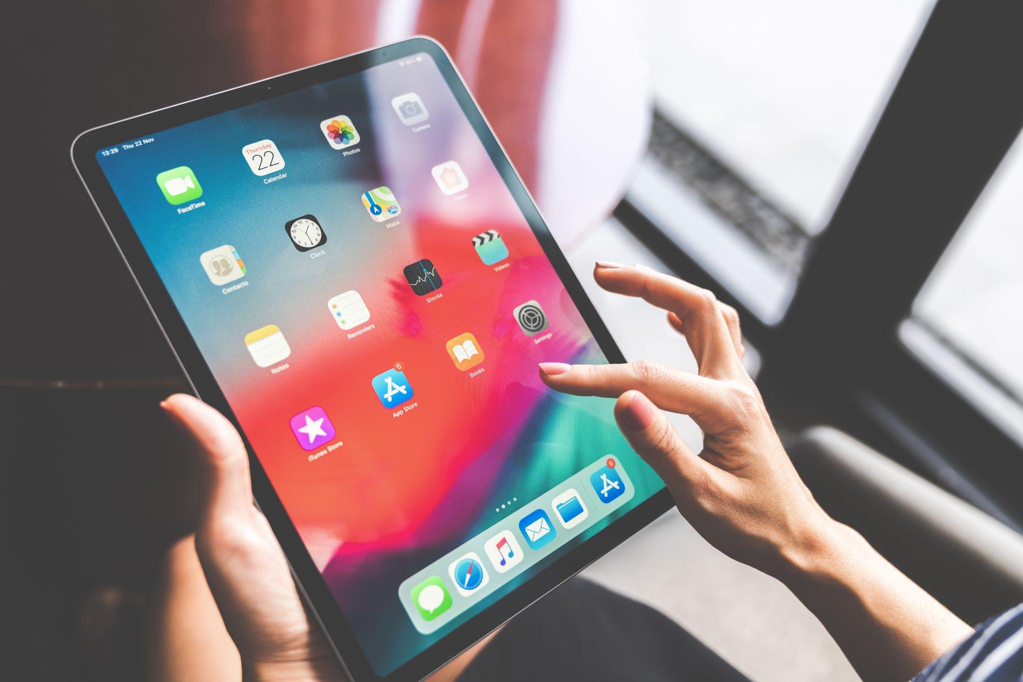 アプリ画面のiPadを操作している