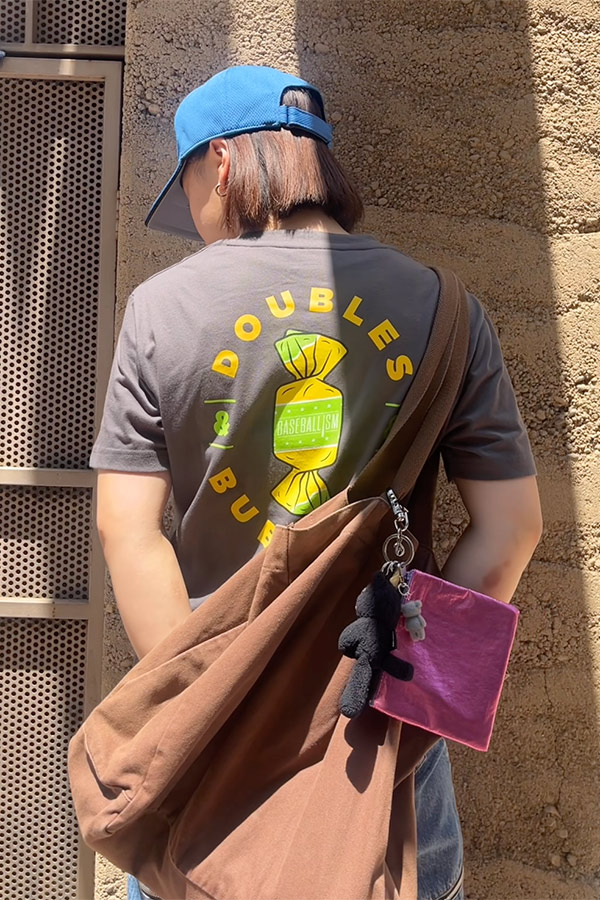 大きめバックプリントのTシャツをカジュアルに着こなそう！