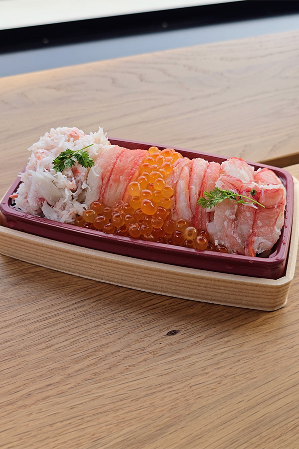 カニとイクラがぎっしり…… 贅沢ちらし寿司