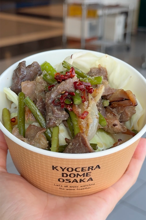 味の決め手は塩だれ！にんにくが効いた塩ホルモン丼