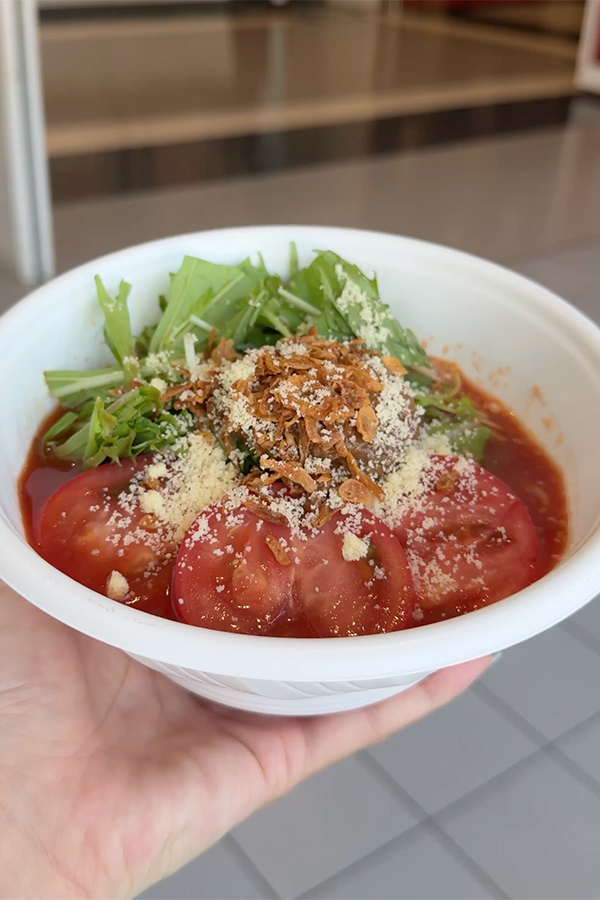 トマトの酸味と肉味噌のバランス◎冷やしトマトラーメン