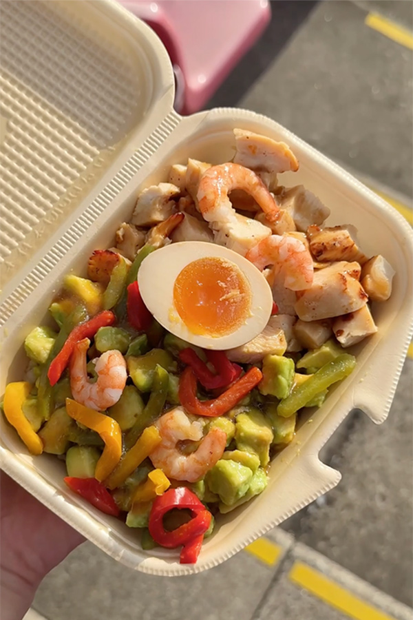 チキンにエビ、アボカドもごろごろ！タンパク質が豊富なポキ丼！