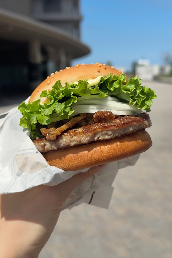 ホームラン級のボリューム！ビーフパティとカルビのハンバーガー