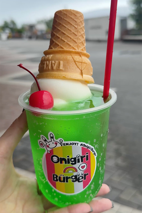 ソフトクリームを大胆に！メロンソーダフロート