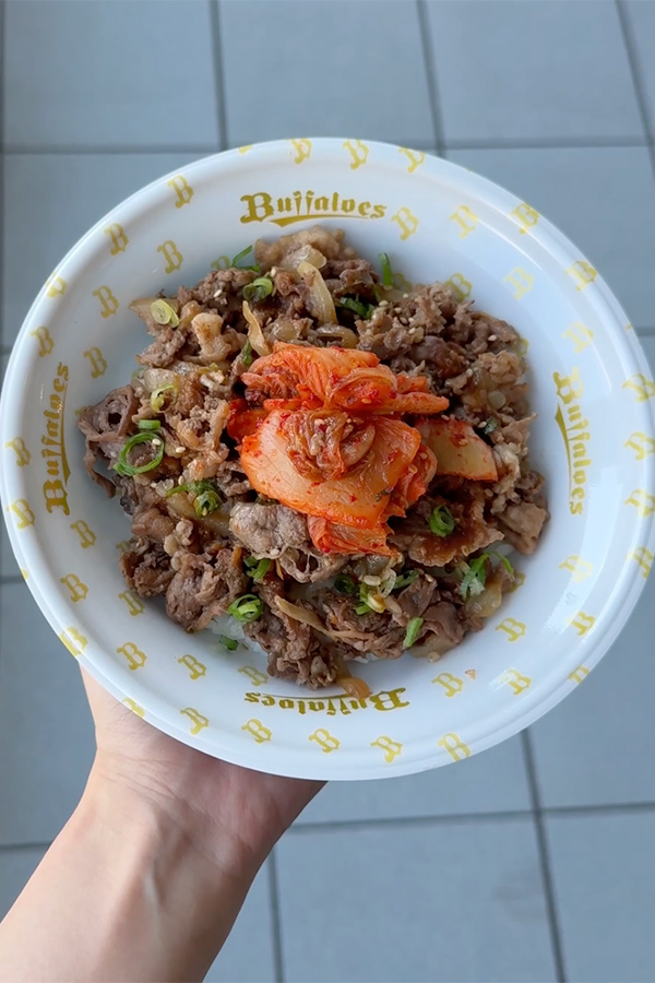 トッピングのキムチで旨辛！九里投手のスタミナ焼肉丼