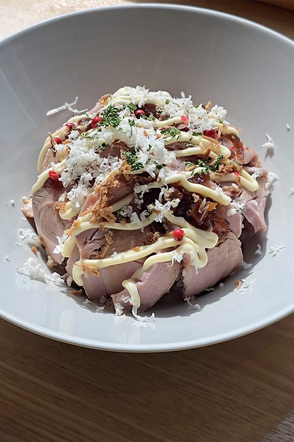 お肉は北海道産！山わさびと温泉卵で食べるローストポーク丼