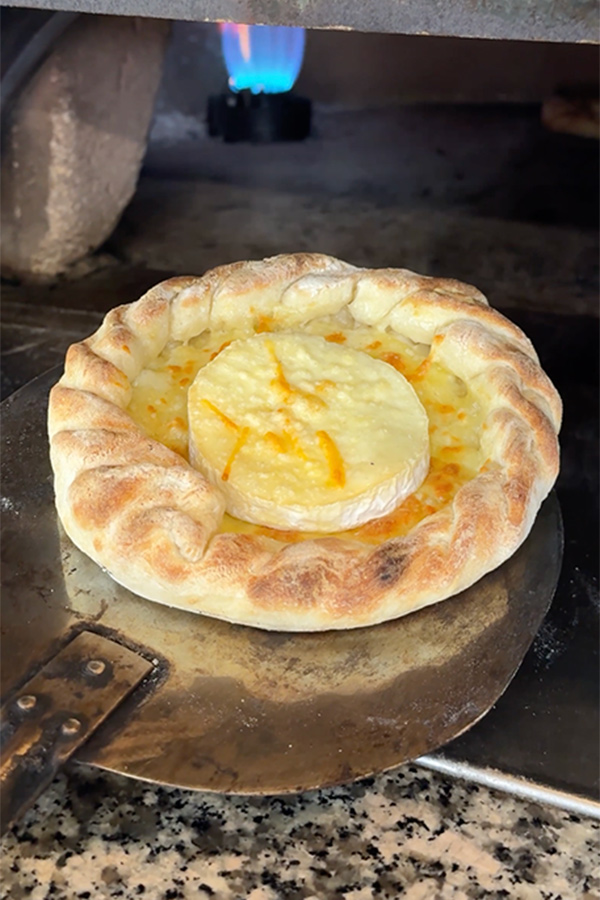 人気の窯焼きクラフトピザ！贅沢な「10種のチーズピザ」
