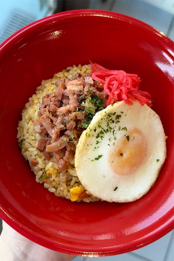 チャーシューと目玉焼きがドン！京セラドーム大阪の五目炒飯