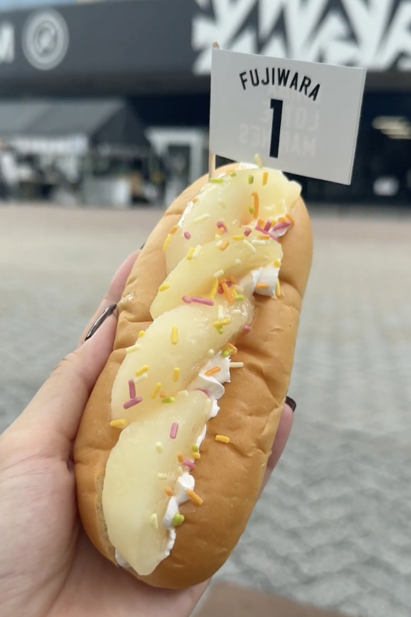 ホイップと白桃がたっぷりのワンハンドスイーツ