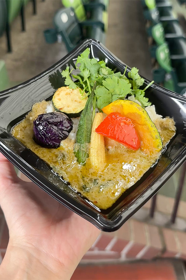 ココナッツミルクのまろやかさも！本格派グリーンカレー