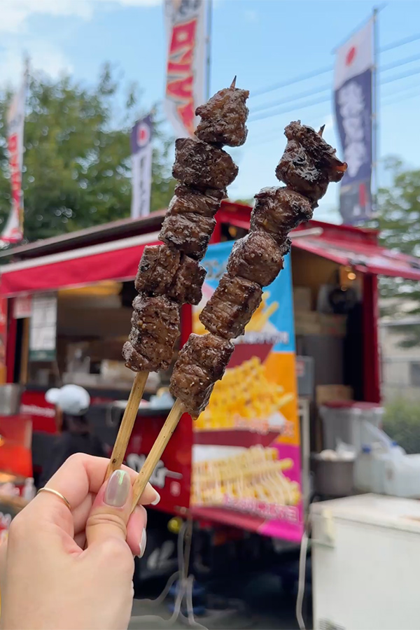 ブランド牛をスタジアムで!秘伝のタレが決め手の米沢牛串