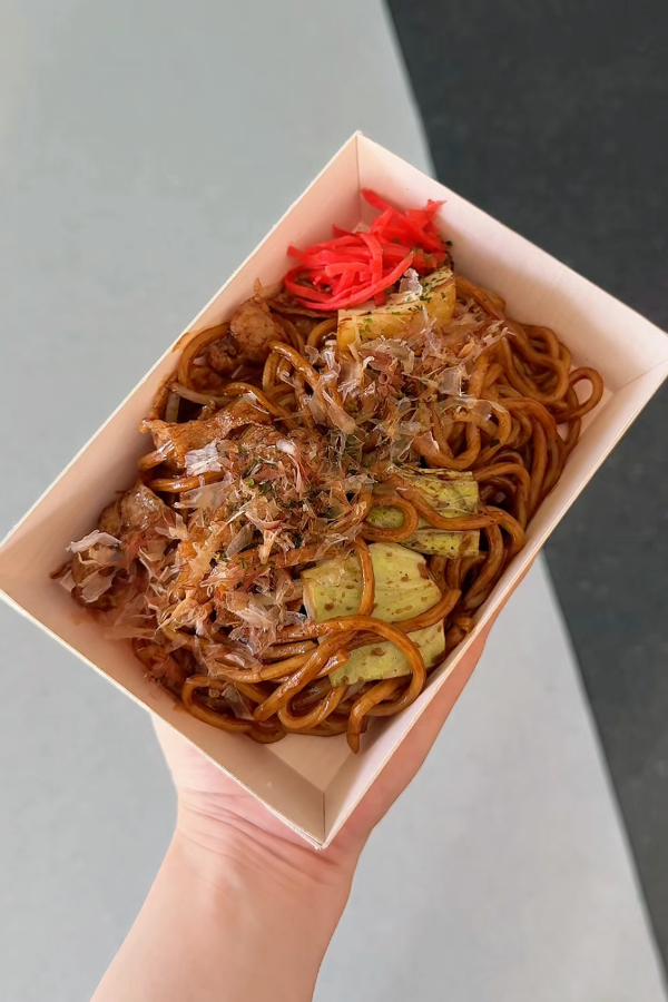 大阪の味！スパイシーで濃厚なソース焼きそば