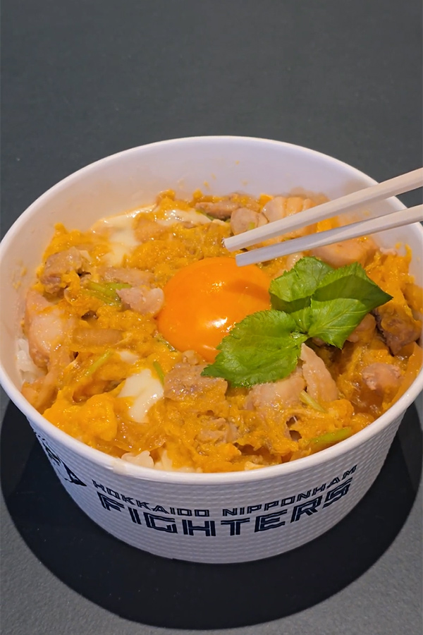 北海道産・桜姫鶏をふわふわ卵でとじた親子丼！