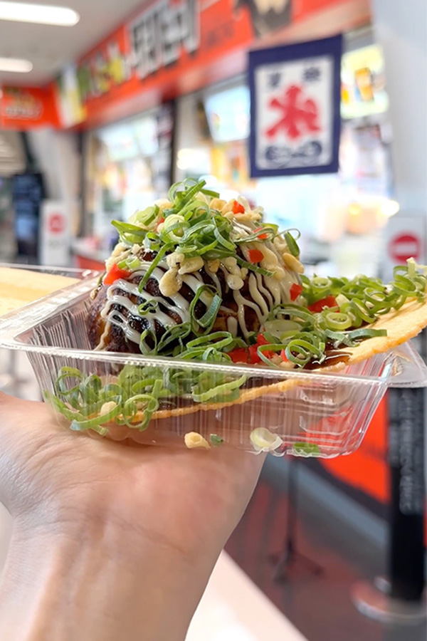 "すじこん"がゴロゴロ入った「球場ボール」をたこせんでサンド！