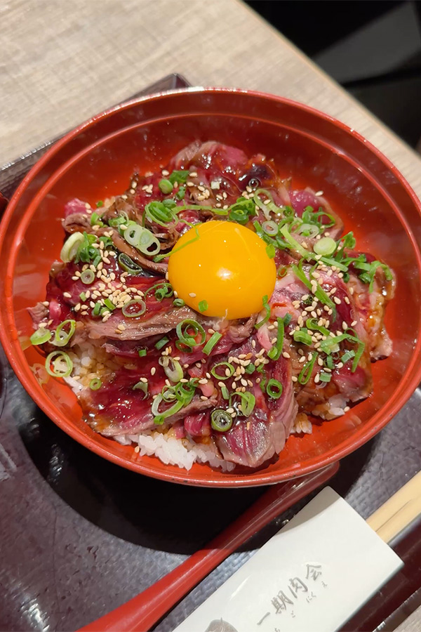 最後は出汁をかけて◎絶品お肉がぎっしりの元祖肉まぶし