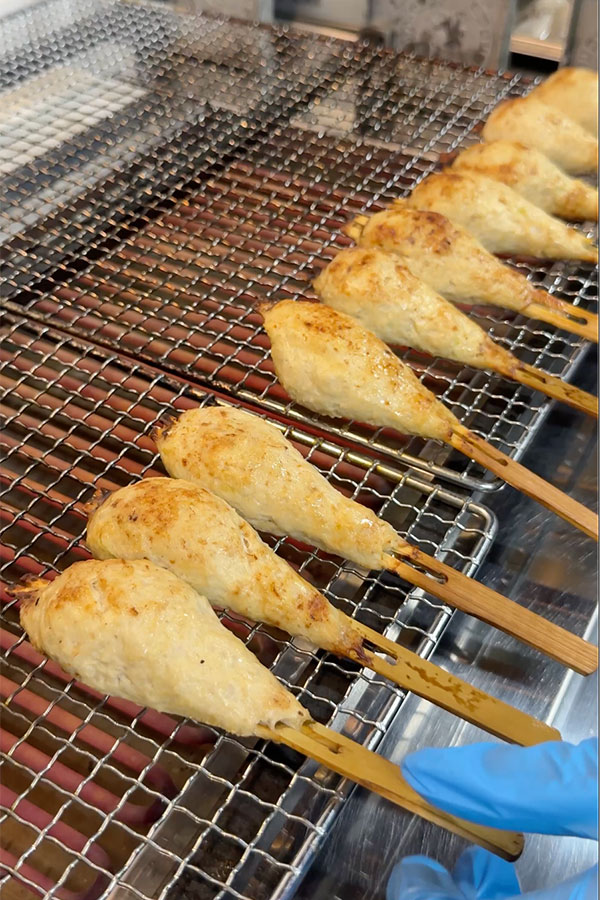 鶏本来の旨みが引き立つ……人気串焼き店の塩つくね