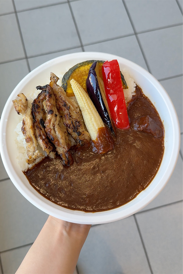 ビーフカレーにせせりと鮮やか野菜をトッピング！