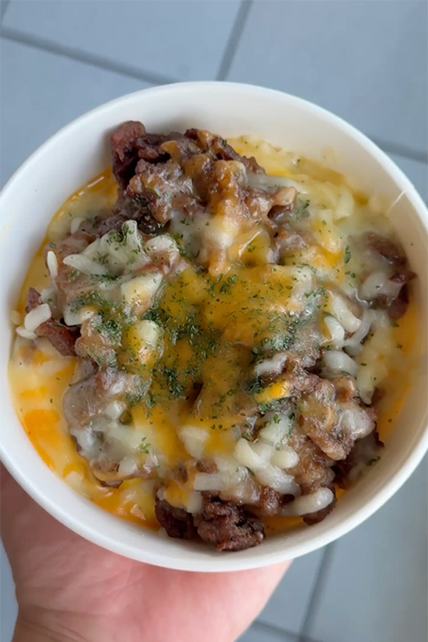 がっつりカルビにとろ～りチーズ！スタミナ満点丼