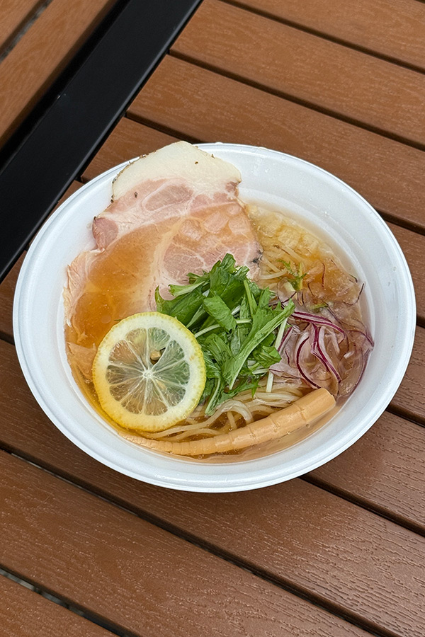 貝の旨みが凝縮！夏限定の冷やしラーメン🍜