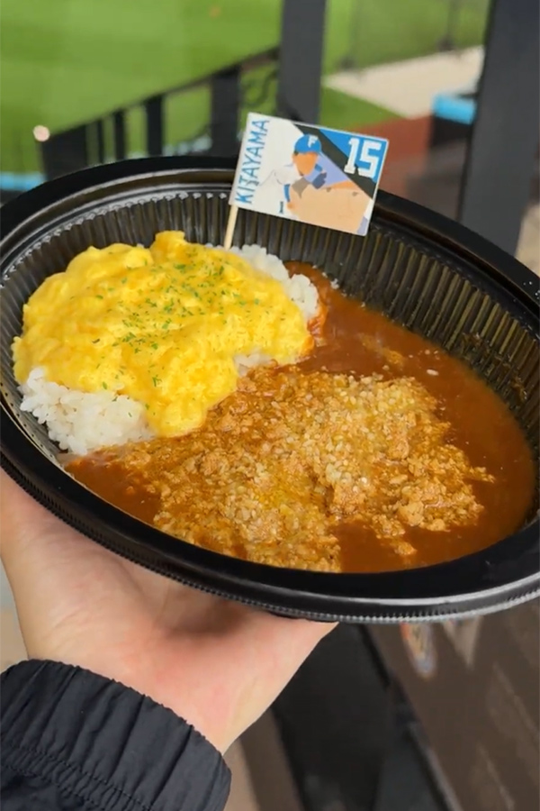キーマカレーにとろとろのスクランブルエッグをトッピング！