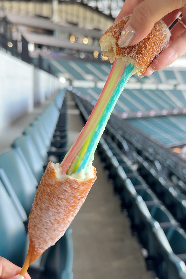 カラフルなチーズがのび〜る!おやつにぴったりチーズハットグ