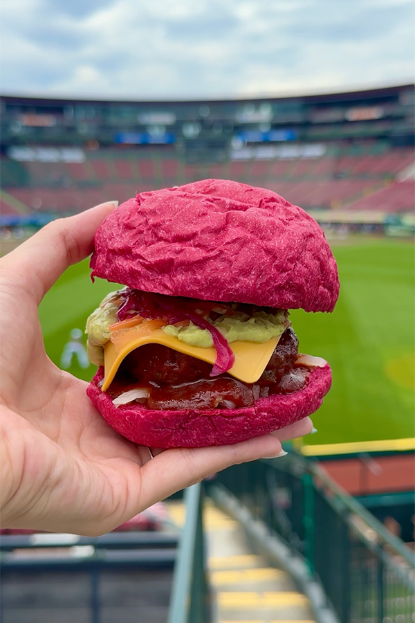 クリムゾンレッドがインパクト大!ボリュームも満点のハンバーガー