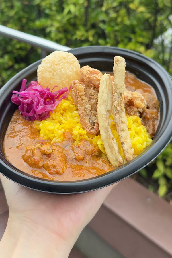 福岡名物・ごぼ天も！ビーフとチキンの合いがけカレー