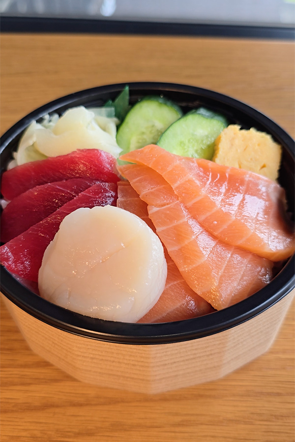 北海道の海の幸！新鮮な「海鮮三色丼」