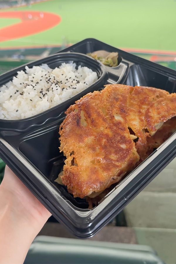白米が進む！カリカリの羽根つき餃子弁当