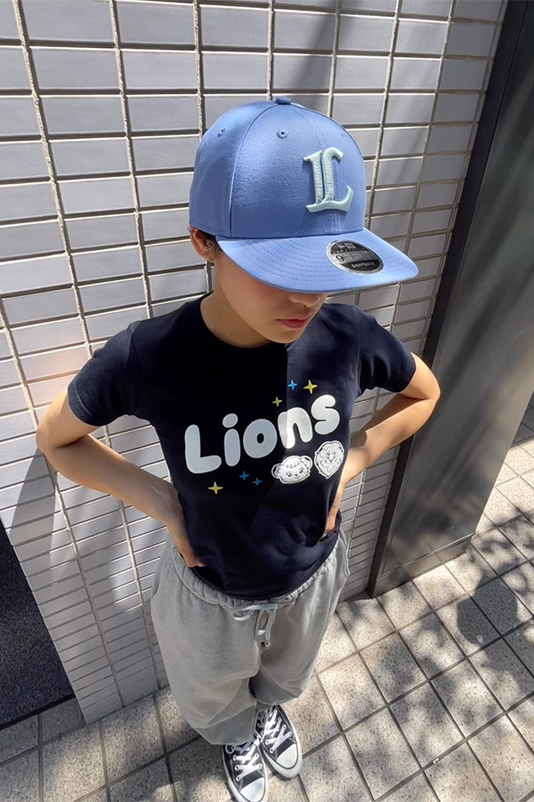 キャップの淡いブルーは差し色に◎流行りのピチT風コーデ